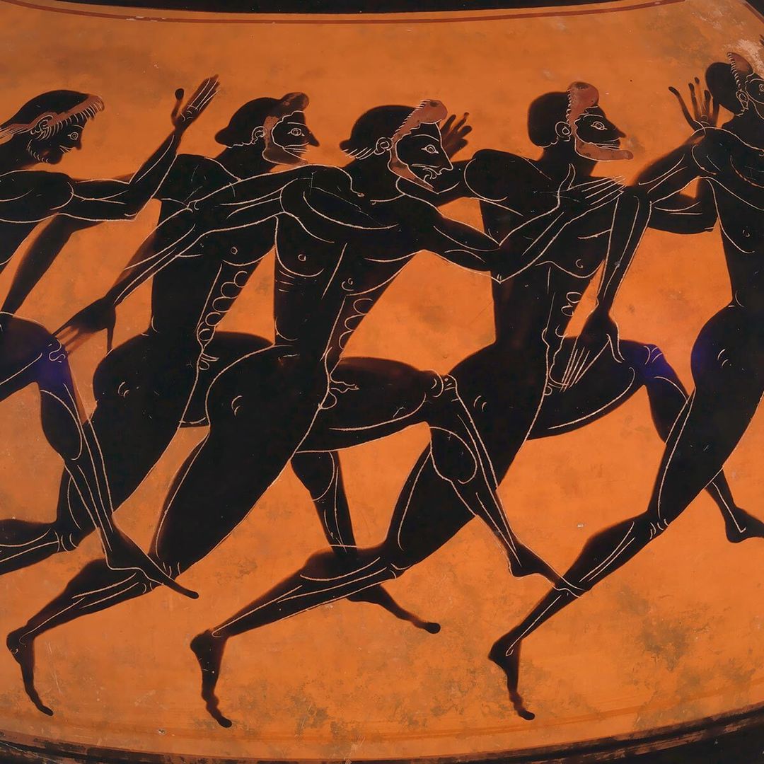 This vase depicts a group of men racing in a crowd