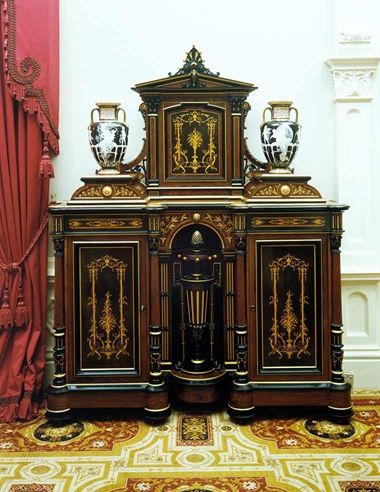 Late-nineteenth-century rosewood cabinet with light-wood inlay and two porcelain vases on each side