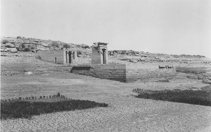 A black and white photograph of the view of the Temple of Dendur on the Nile river.