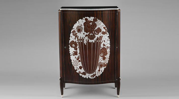 An ivory oak  "État" cabinet decorated with white floral patterns