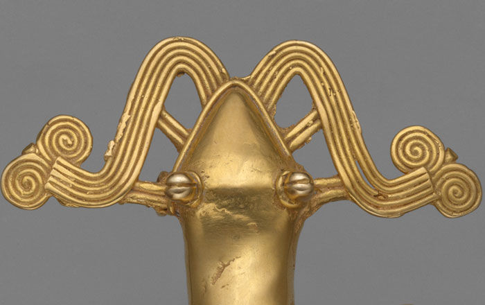 Frog pendant made of gold with bifurcated tongues emerging from either side of the mouth