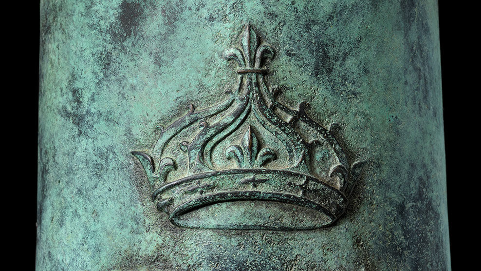 The type of crown indicates that this cannon was made after Henry II's coronation in 1547.