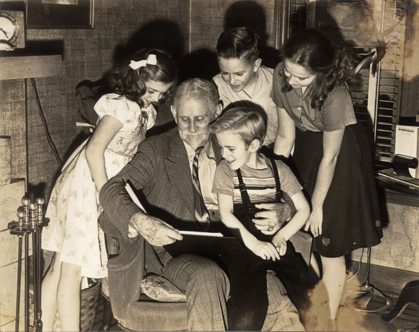 Alexander Phimister Proctor with his daughter Nona Proctor Church's children, 1942
