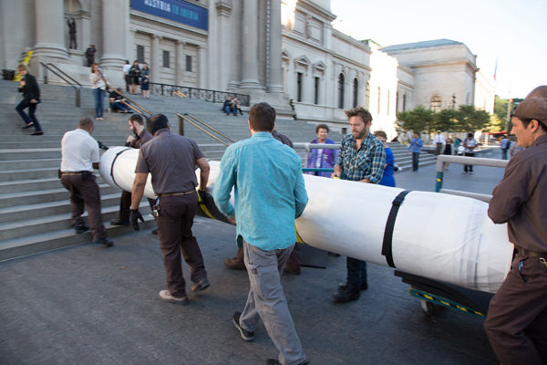 Removing the tapestry, rolled on a tube, from carts